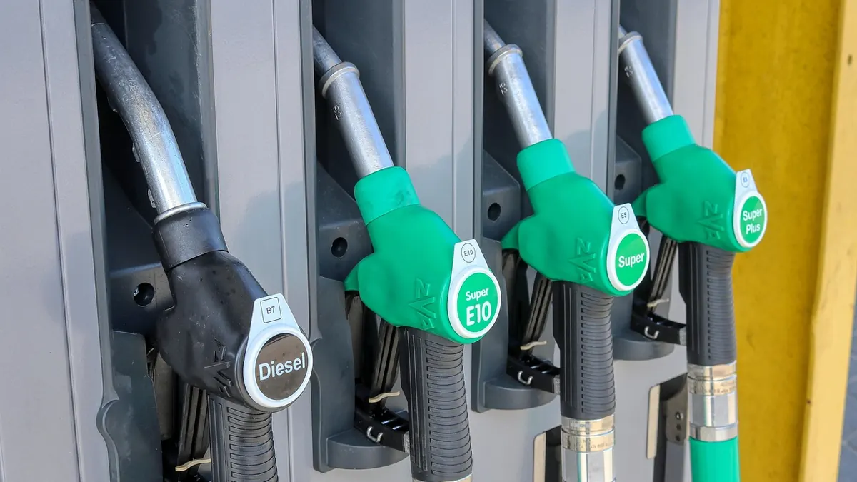 Surtidores de distinta altura, uno por combustible
